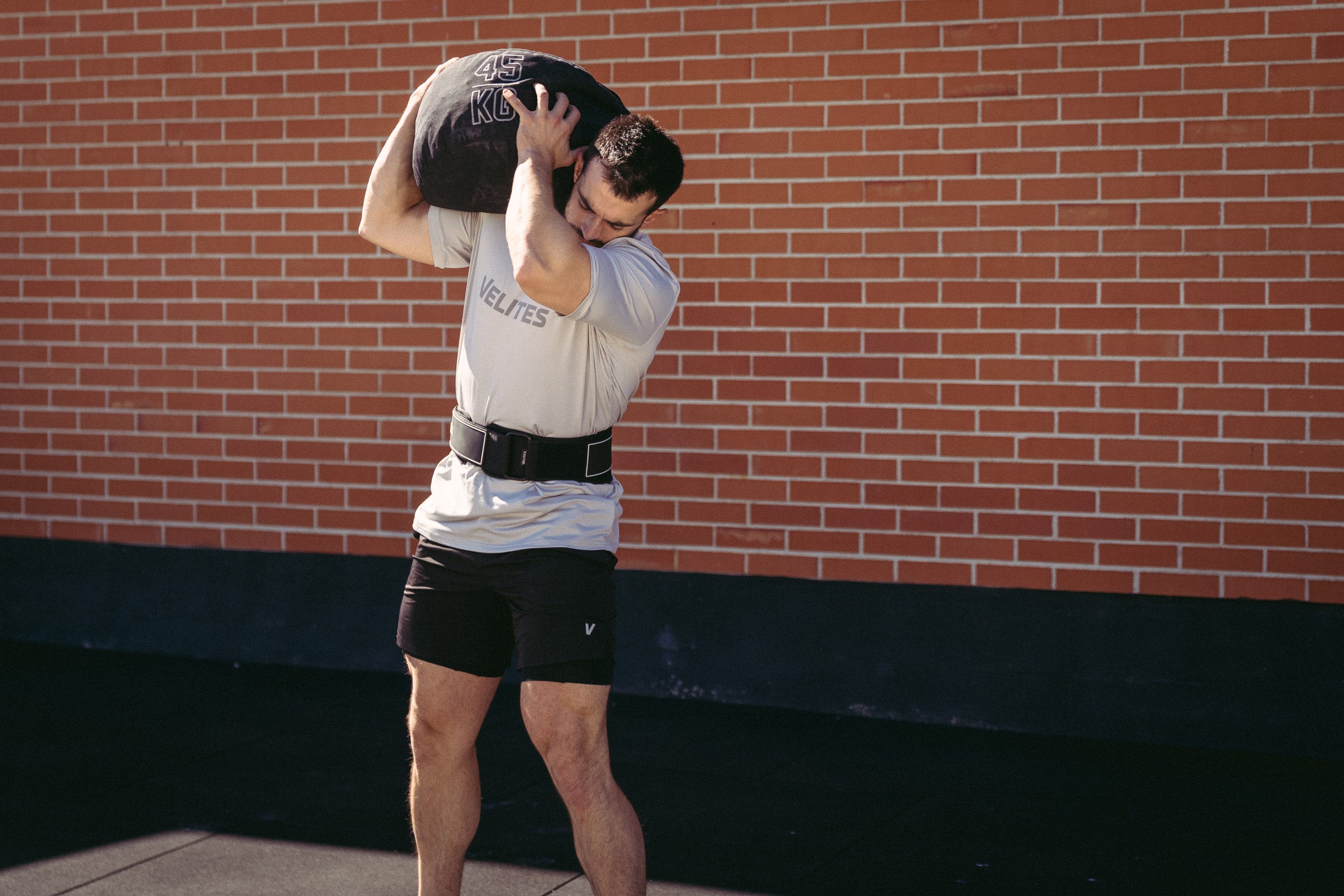 Velites_LiftingBelt_Black_Lifestyle_005.jpg