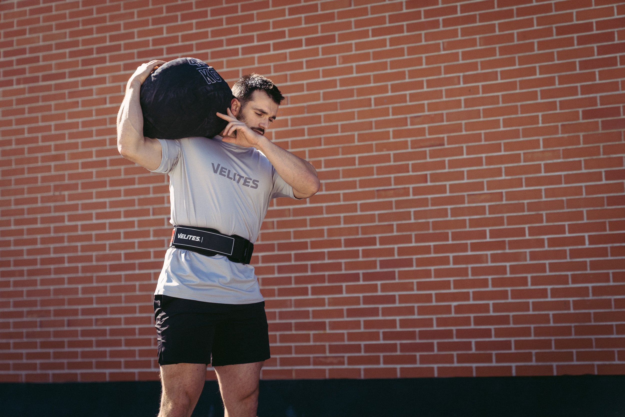 Velites_LiftingBelt_Black_Lifestyle_008.jpg