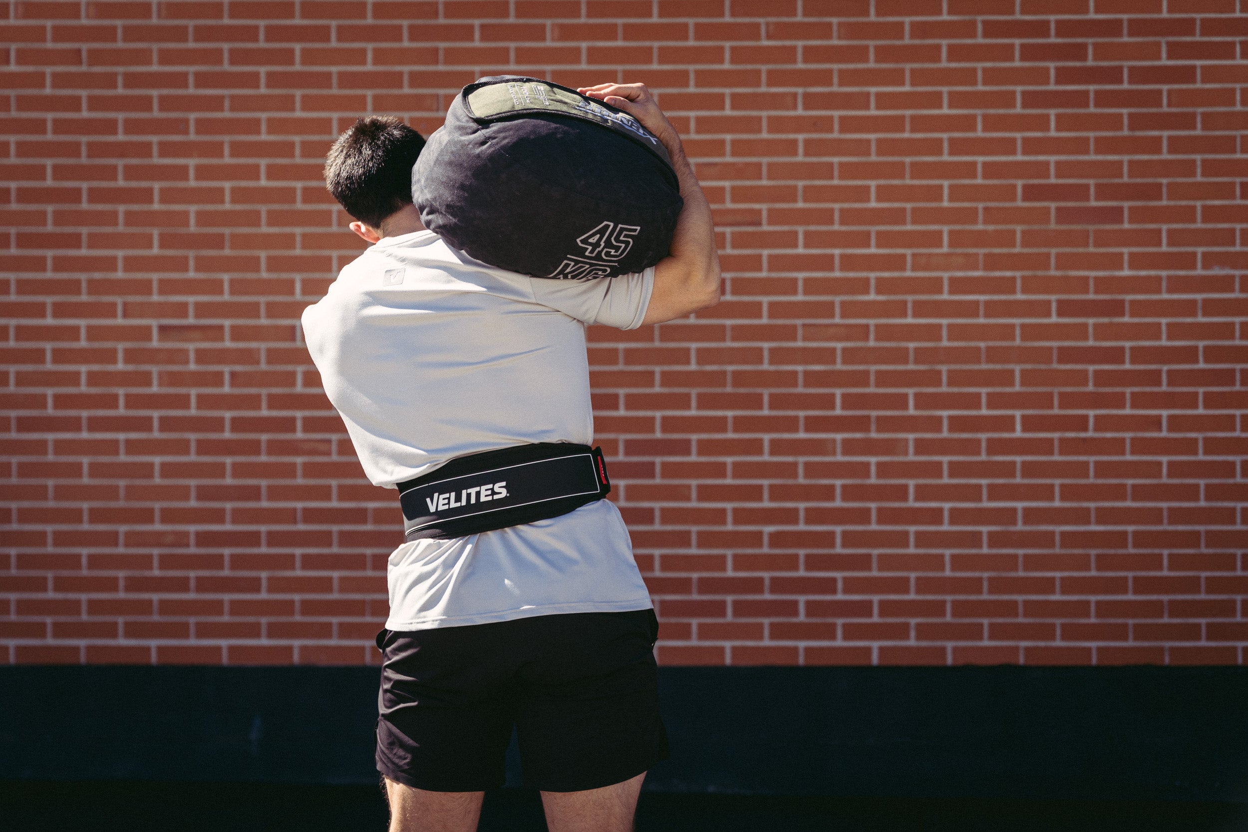 Velites_LiftingBelt_Black_Lifestyle_011.jpg